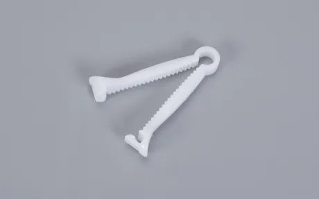 Wat is een wegwerp navelstrengklem en waarom is het essentieel voor de zorg voor pasgeborenen?